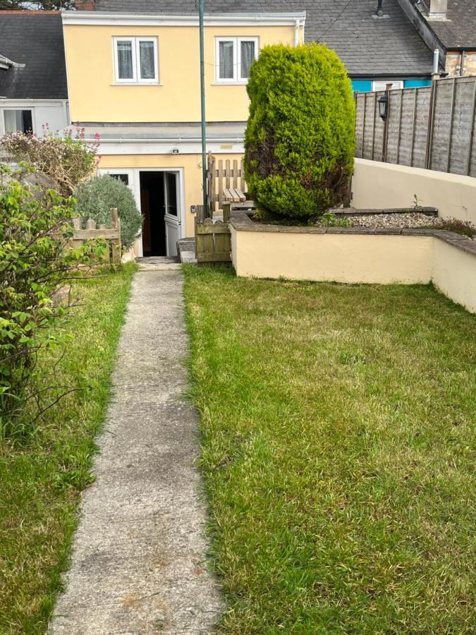 Pet Friendly Cottage Pool Exterior photo